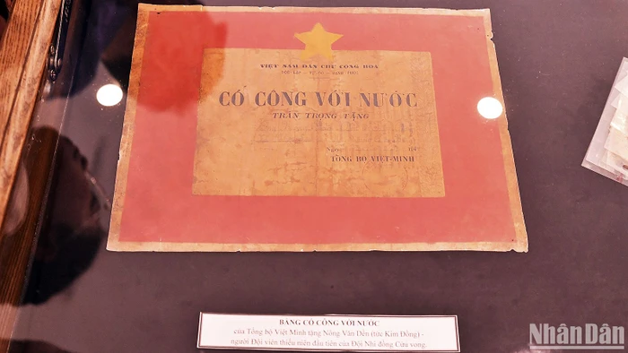 Tấm bằng của Tổng bộ Việt Minh tặng Nông Văn Dền (tức Kim Đồng) tại Triển lãm "Thiếu nhi Việt Nam vững bước tiến vào kỷ nguyên mới".