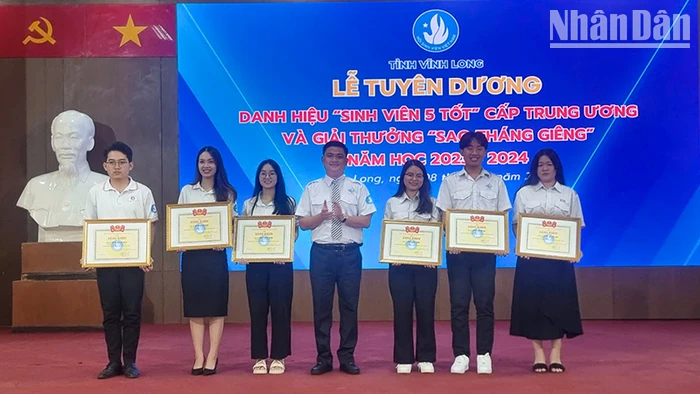 Các “sinh viên 5 tốt” cấp Trung ương của Vĩnh Long được vinh danh.