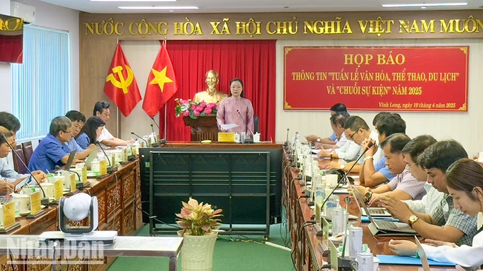Phó Chủ tịch Ủy ban nhân dân tỉnh Vĩnh Long Nguyễn Thị Quyên Thanh thông tin tại buổi họp báo.