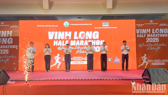 Ban Tổ chức tiến hành nghi thức khai mạc.