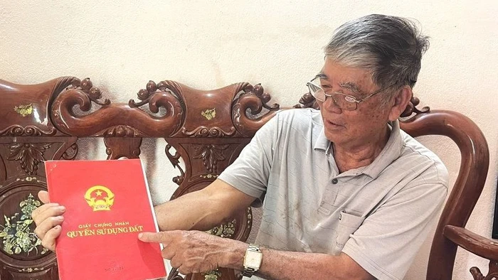 Giấy chứng nhận quyền sử dụng đất của thửa đất 227b được Ủy ban nhân dân huyện Ea Súp cấp cho gia đình ông Đinh Xuân Tửu ngày 12/11/1998 đang được ông Tửu cất giữ.