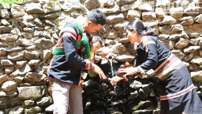 Một gia đình người Ê Đê ở buôn Kli A, phường Đạt Hiếu, thị xã Buôn Hồ lấy nước ở bến nước về sinh hoạt.