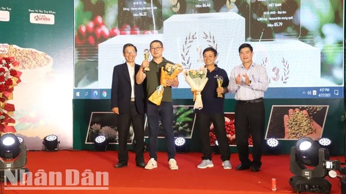 Ban tổ chức Cuộc thi Cà-phê đặc sản Việt Nam năm 2025 trao giải cho các đơn vị đạt Top 3 cà-phê Robusta.