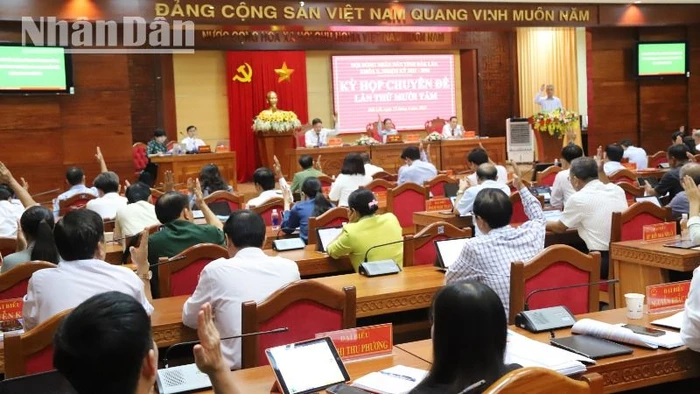 Các đại biểu Hội đồng nhân dân tỉnh Đắk Lắk biểu quyết thông qua Nghị quyết Quyết định chủ trương chuyển mục đích sử dụng 6,94 ha rừng sang mục đích khác đối với phần diện tích bổ sung để thực hiện Dự án thành phần 2 thuộc Dự án đầu tư xây dựng đường bộ cao tốc Khánh Hòa –Buôn Ma Thuột giai đoạn 1 (đoạn đi qua tỉnh Đắk Lắk).