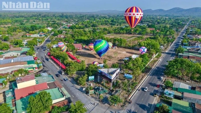 Lần đầu tiên Ngày hội Khinh khí cầu được tổ chức tại Đắk Lắk.