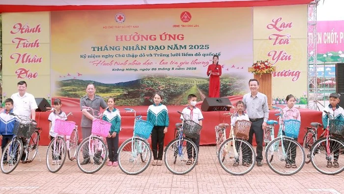 Lãnh đạo Trung ương Hội Chữ thập đỏ Việt Nam và Hội chữ thập đỏ tỉnh Đắk Lắk Lắk tặng xe đạp cho các em học sinh hiếu học.