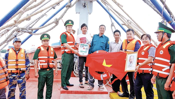 Bộ đội Biên phòng và ngành chức năng tỉnh Sóc Trăng tặng ngư dân ảnh Bác Hồ, cờ Tổ quốc, tủ thuốc, áo phao.