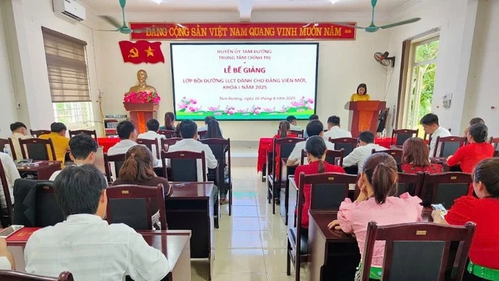 Lớp bồi dưỡng lý luận chính trị dành cho đảng viên mới khóa I năm 2025 tại Trung tâm Chính trị huyện Tam Đường, tỉnh Lai Châu. (Ảnh: CỔNG THÔNG TIN ĐIỆN TỬ HUYỆN TAM ĐƯỜNG)