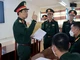 Đại tướng Phan Văn Giang trao đổi với giảng viên một số bộ môn về nội dung giảng dạy.