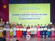 Giáo sư, Tiến sĩ Nguyễn Văn Minh trao tặng Bằng khen của Bộ trưởng Giáo dục và Đào tạo cho các giảng viên tiêu biểu. 