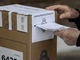 Cử tri bỏ phiếu trong cuộc bầu cử Tổng thống Argentina. (Ảnh: AFP/TTXVN)