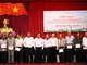 Lãnh đạo Thành ủy Cần Thơ tặng quà cho các gia đình chính sách ở quận Bình Thủy.