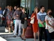 Người tìm việc xếp hàng tại Hội chợ việc làm ở Sunrise, bang Florida (Mỹ). (Ảnh: AFP/TTXVN)