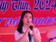 Một em học sinh Trường song ngữ Lào-Việt Nam Nguyễn Du trình bày ca khúc tiếng Việt. Ảnh: HẢI TIẾN