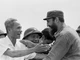 Thủ tướng Cuba Fidel Castro cùng Thủ tướng Phạm Văn Đồng trong cuộc míttinh của nhân dân Quảng Trị chào mừng Đoàn đến thăm vùng Giải phóng miền Nam Việt Nam, ngày 15/9/1973. (Ảnh: TTXVN)