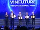 Chủ tịch nước Võ Văn Thưởng trao giải thưởng chính VinFuture 2023 cho 4 nhà khoa học với phát minh pin mặt trời và pin Lithium-ion.