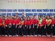 Học sinh hai nước chụp ảnh lưu niệm tại chương trình. (Ảnh SƠN TÙNG)