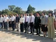 Các đại biểu thành kính dâng hoa trước Tượng đài Chủ tịch Kaysone Phomvihane, người bạn lớn và vô cùng thân thiết của nhân dân Việt Nam. Ảnh: Trịnh Dũng