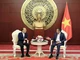 Đại sứ Phạm Thanh Bình (bên phải) và Phó Chủ tịch Khu tự trị dân tộc Choang Quảng Tây Liêu Phẩm Hổ.