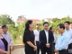 Lãnh đạo tỉnh Quảng Ngãi và Kon Tum trao đổi bên lề Hội nghị triển khai thực hiện chủ trương của Trung ương việc sáp nhập đơn vị hành chính cấp tỉnh Quảng Ngãi và Kon Tum diễn ra vào sáng 15/4 tại hội trường Huyện ủy Kon Plông (Kon Tum).