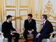 (Từ trái sang) Tổng thống Ukraine Volodymyr Zelensky, Tổng thống Pháp Emmanuel Macron và Thủ tướng Anh Keir Starmer trong cuộc gặp bên lề hội nghị thượng đỉnh “Liên minh tự nguyện" ở Paris (Pháp) ngày 27/3. (Ảnh: REUTERS/TTXVN)