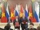 Giám đốc Đại học Quốc gia Hà Nội Lê Quân và Giám đốc Quốc gia Quan hệ Quốc tế Moskva (MGIMO) Anatoly Torkunov trao văn bản thỏa thuận hợp tác (Ảnh: VNU)