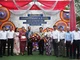 Tổng lãnh sự Đinh Hoàng Linh trao lẵng hoa tặng Tổng lãnh sự Somsack Vilaythone.