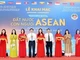 Các đại biểu cắt băng khai mạc triển lãm.