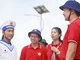 Các thành viên Đoàn công tác "Tuổi trẻ vì biển, đảo quê hương" năm 2025 thăm hỏi, trò chuyện với chiến sĩ huyện đảo Trường Sa (tỉnh Khánh Hòa).