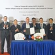 Bộ trưởng đặc trách Ngoại thương và người Pháp ở nước ngoài Laurent Saint-Martin (hàng sau, thứ 2 từ trái sang) và các đại biểu chứng kiến đại diện các doanh nghiệp hai nước ký kết thỏa thuận hợp tác. (Ảnh: TRUNG HƯNG) 