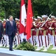 Tổng Bí thư Tô Lâm và Tổng thống Indonesia Prabowo Subianto duyệt đội danh dự. (Ảnh TTXVN)