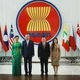 Tổng Bí thư Tô Lâm và Phu nhân cùng Tổng Thư ký ASEAN Kao Kim Hourn và Phu nhân tại Trụ sở Ban Thư ký ASEAN. (Ảnh: TTXVN)