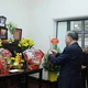 Tổng Bí thư Tô Lâm thắp hương tưởng niệm cố Tổng Bí thư Nguyễn Phú Trọng. (Ảnh: TTXVN)