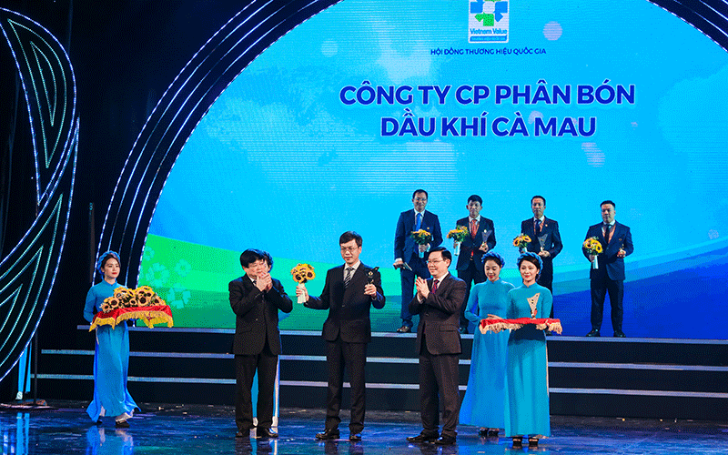 Phân bón Cà Mau đón nhận giải Thương hiệu quốc gia 2020.