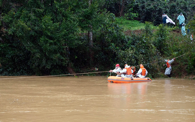 Lực lượng chức năng tìm kiếm nạn nhân mất tích trong mưa lớn kéo dài.