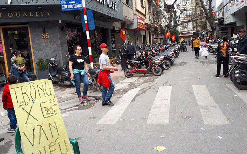 Một điểm trông giữ xe tự phát tại phố Hồ Giám (quận Đống Đa, Hà Nội), thu phí quá quy định. Ảnh: Hoa Lê.