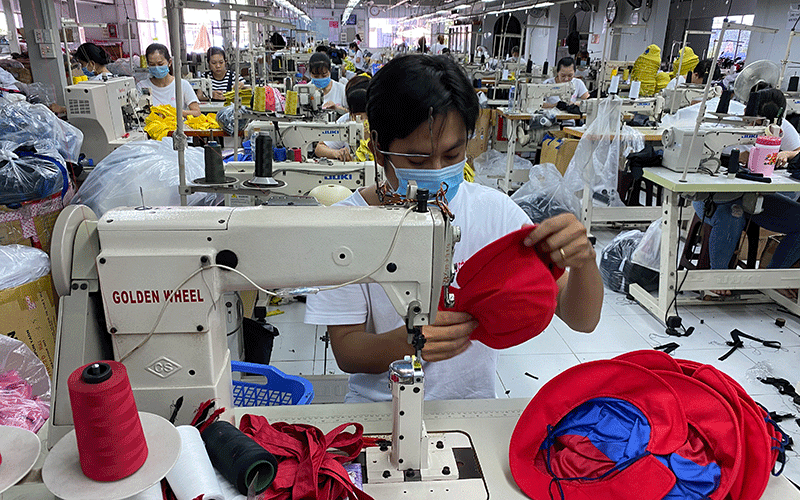 Công nhân làm việc tại phân xưởng may của Công ty TNHH Thời trang Nón Sơn (huyện Hóc Môn, TP Hồ Chí Minh).