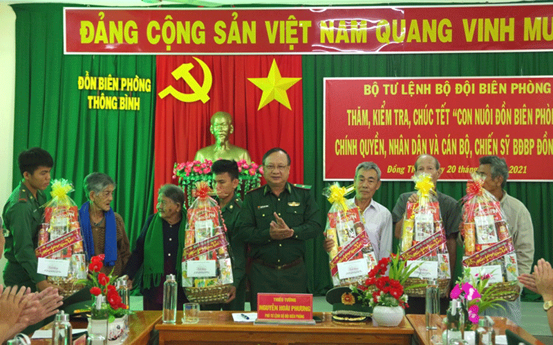 Thiếu tướng Nguyễn Hoài Phương, Phó Tư lệnh dẫn đầu đã đến thăm và chúc Tết cán bộ, chiến sỹ BĐBP, cấp ủy, chính quyền và nhân dân ba xã biên giới huyện Tân Hồng (Đồng Tháp)
