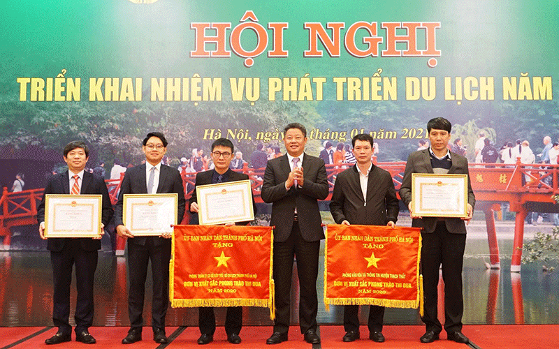 Phó Chủ tịch UBND TP Hà Nội Nguyễn Mạnh Quyền trao tặng Bằng khen cho các tập thể, cá nhân có nhiều thành tích trong phát triển du lịch Thủ đô.