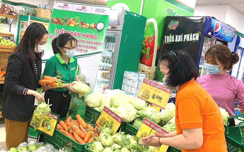 Người dân chọn mua nông sản Hải Dương tại một cửa hàng Co.op Food ở Hà Nội.
