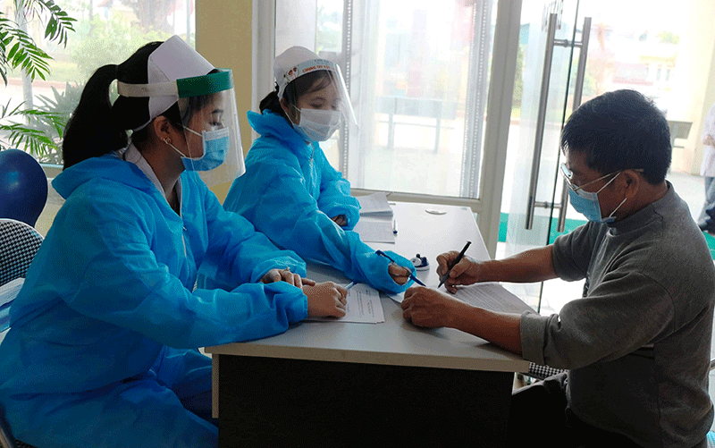 Nhân viên y tế hướng dẫn công dân khai báo y tế khi đến khám, chữa bệnh tại Bệnh viện Đa khoa Bỉm Sơn.