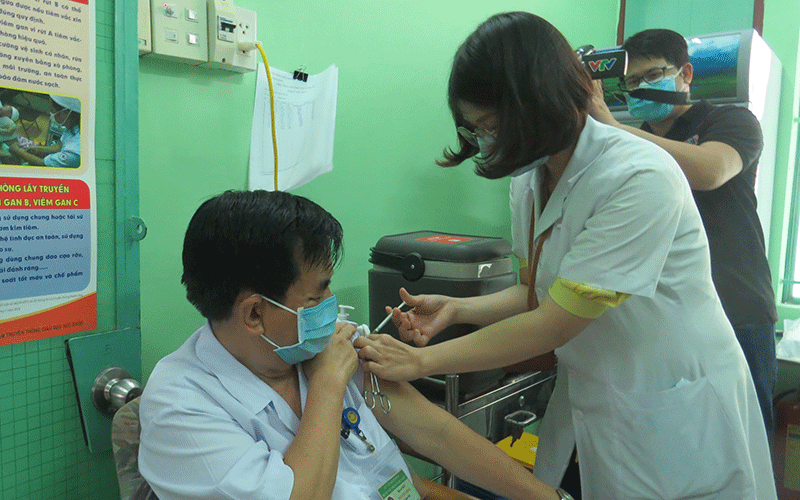 Tiêm vaccine AstraZeneca phòng Covid -19 cho cán bộ y tế Bệnh viện Bệnh nhiệt đới tỉnh Khánh Hòa. Ảnh: THẢO LY.