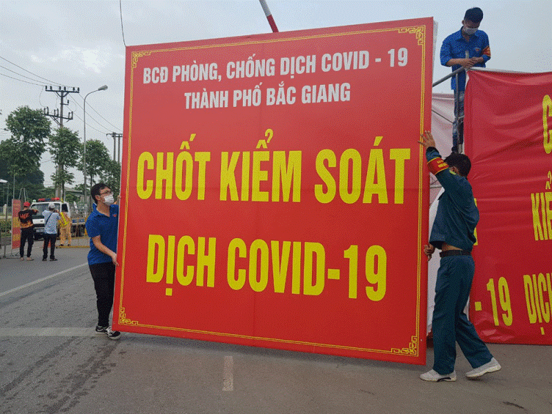 Lực lượng chức năng tháo gỡ chốt kiểm soát lối vào trung tâm thành phố Bắc Giang.
