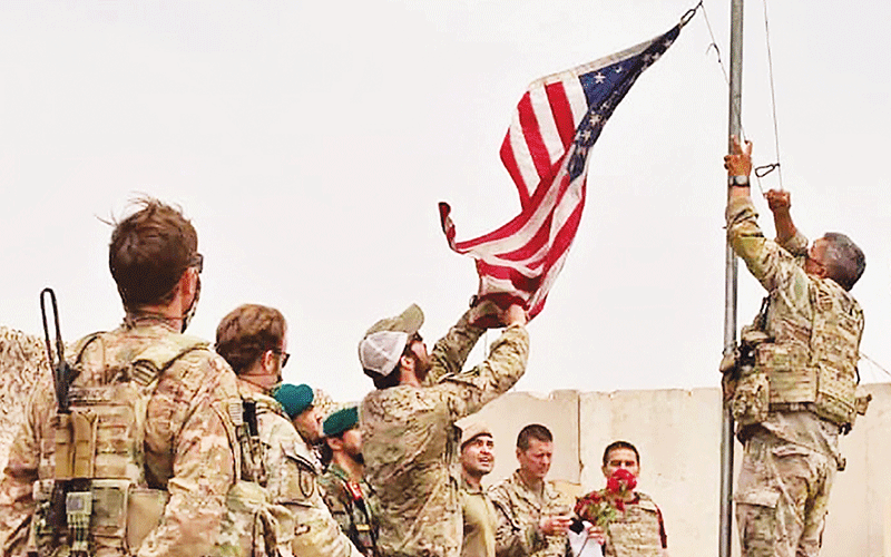 Lễ chuyển giao từ quân đội Mỹ sang quân đội quốc gia Afghanistan tại Trại Antonik, tỉnh Helmand. Ảnh | AP
