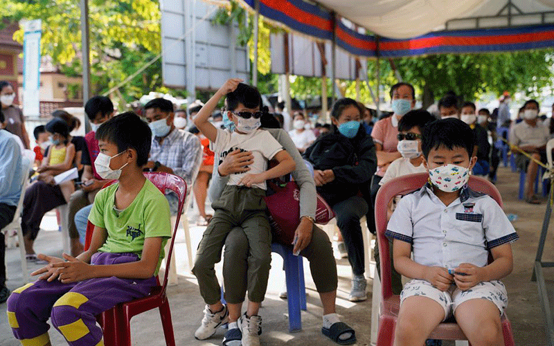 Trẻ em Campuchia chờ tiêm vắc-xin ngừa Covid-19. (Ảnh REUTERS) 