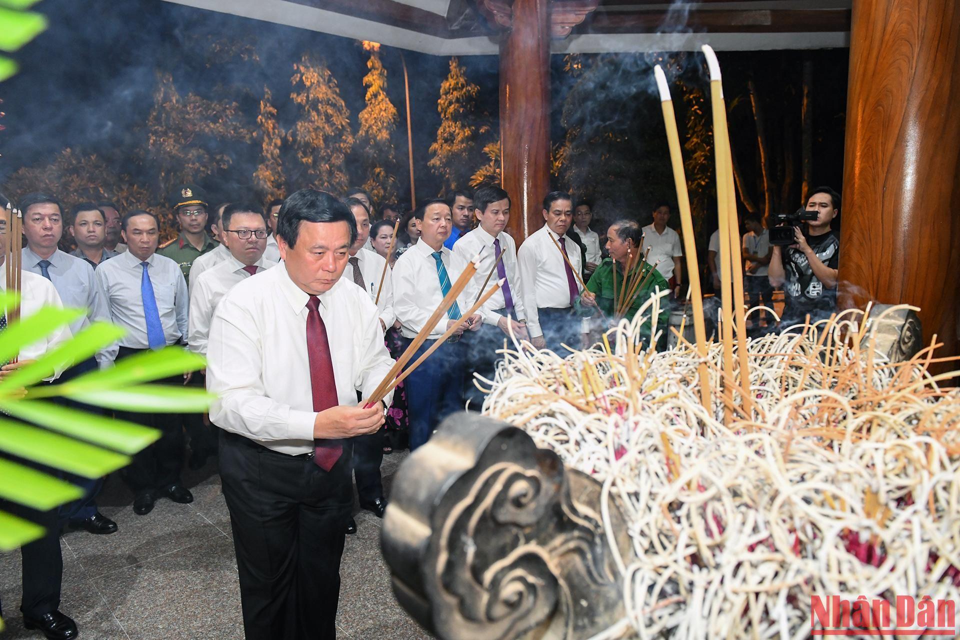 Đồng chí Nguyễn Xuân Thắng và các đồng chí trong đoàn đã đến dâng hương, đặt vòng hoa tại Nhà bia tưởng niệm liệt sỹ TNXP toàn quốc - nơi ghi danh hơn 4.000 liệt sỹ TNXP trong cả nước.