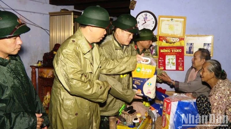 Quân khu 4 thăm, tặng quà người dân vùng lũ Thừa Thiên Huế ảnh 1