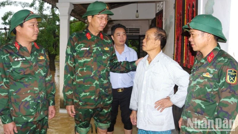 Quân khu 4 thăm, tặng quà người dân vùng lũ Thừa Thiên Huế ảnh 3