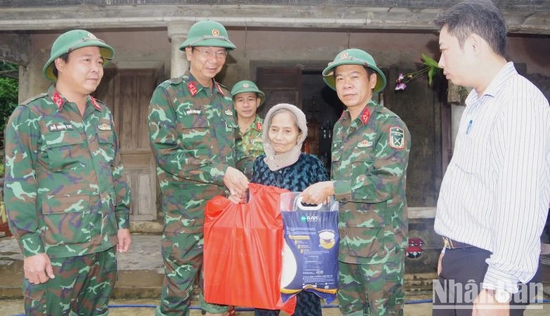 Quân khu 4 thăm, tặng quà người dân vùng lũ Thừa Thiên Huế ảnh 4