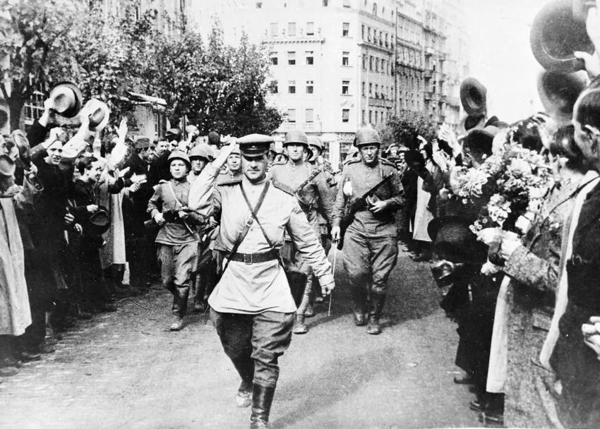 Những bức ảnh tư liệu về Cách mạng Tháng Mười Nga ảnh 23